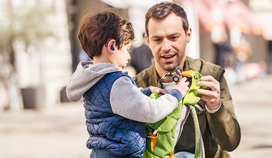 Niño con audífonos